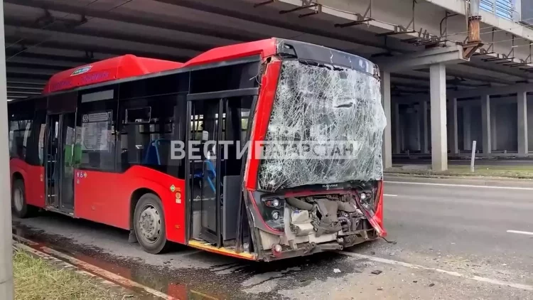 «Удар был сильный»: 6 человек пострадали при столкновении автобуса и троллейбуса в Казани