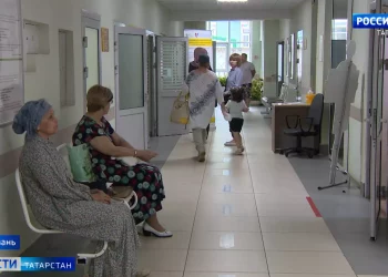 Волга поменяла цвет: в Татарстане часть реки окрасилась в ярко-зеленый