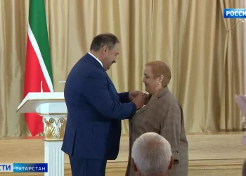 Песошин вручил татарстанцам государственные награды
