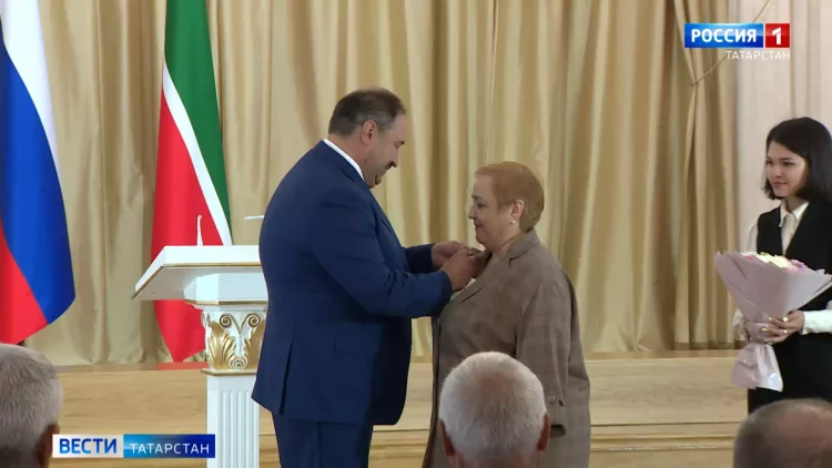 Песошин вручил татарстанцам государственные награды