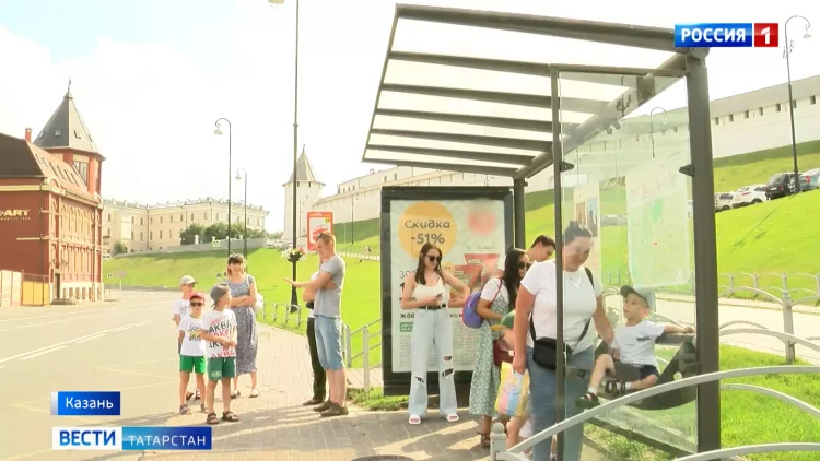 В Казани разыскивают вандалов, разгромивших автобусную остановку напротив Кремля