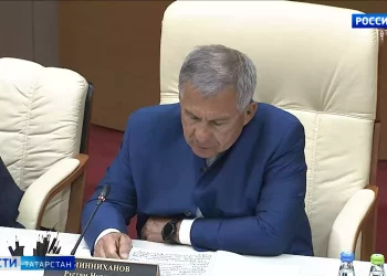 Волга поменяла цвет: в Татарстане часть реки окрасилась в ярко-зеленый