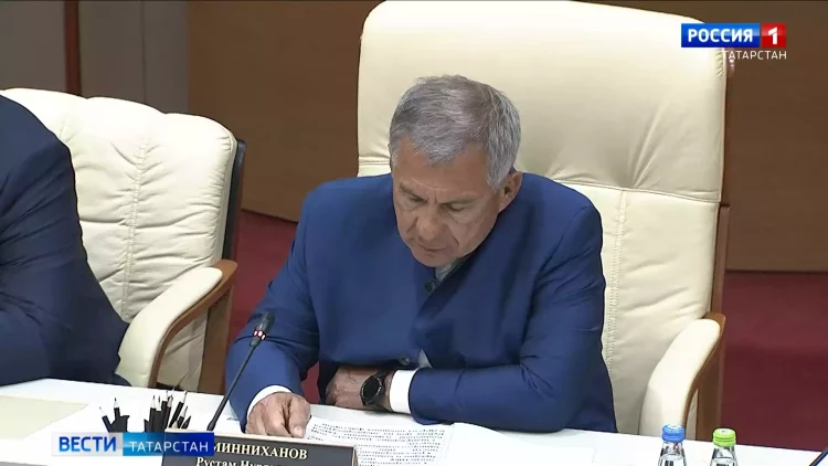 Волга поменяла цвет: в Татарстане часть реки окрасилась в ярко-зеленый