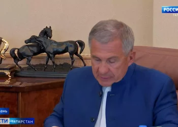 Волга поменяла цвет: в Татарстане часть реки окрасилась в ярко-зеленый