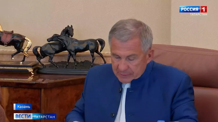 Волга поменяла цвет: в Татарстане часть реки окрасилась в ярко-зеленый