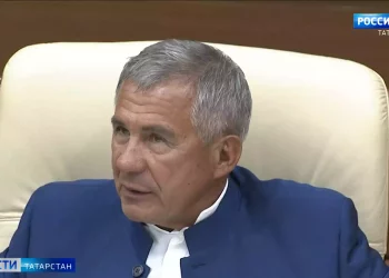 Волга поменяла цвет: в Татарстане часть реки окрасилась в ярко-зеленый