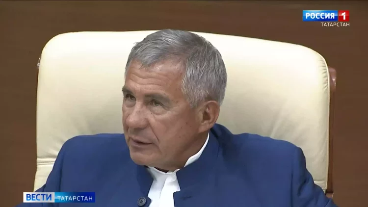 Волга поменяла цвет: в Татарстане часть реки окрасилась в ярко-зеленый