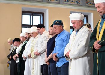 Минниханов и Файзуллин приняли участие в праздничном намазе в честь Курбан-байрама