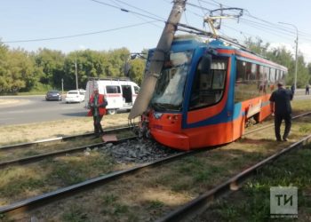 В Набережных Челнах трамвай влетел в столб