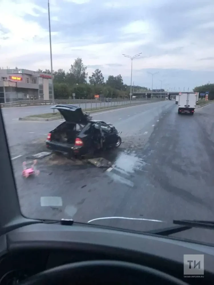 В Челнах при столкновении легковушки и фуры пострадали два человека