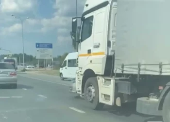 На выезде из Казани образовалась пробка из-за аварии с фурой