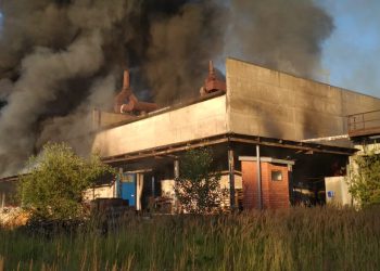 Экологи отобрали пробы воздуха на месте пожара на складе в Казани