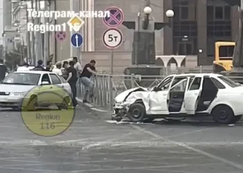 В соцсетях появились кадры жесткой ночной аварии в центре Казани