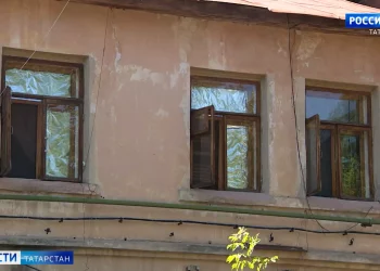 Жительница дома по улице Моторная в Казани вынуждена жить в полусгнившей квартире