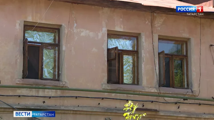 Жительница дома по улице Моторная в Казани вынуждена жить в полусгнившей квартире