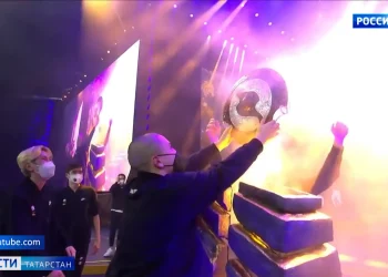 Минниханов порекомендовал трудовым коллективам вернуть масочный режим