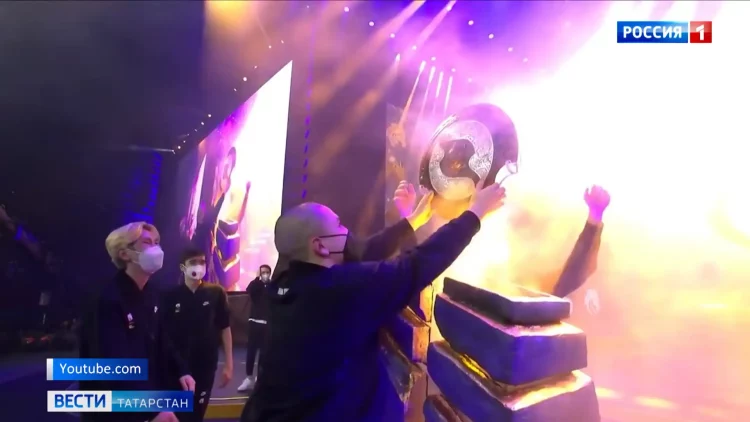 Минниханов порекомендовал трудовым коллективам вернуть масочный режим