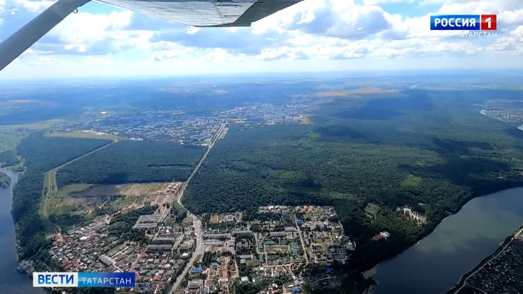Минниханов порекомендовал трудовым коллективам вернуть масочный режим