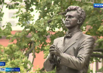 В Казани открыли памятник певцу Рашиду Вагапову