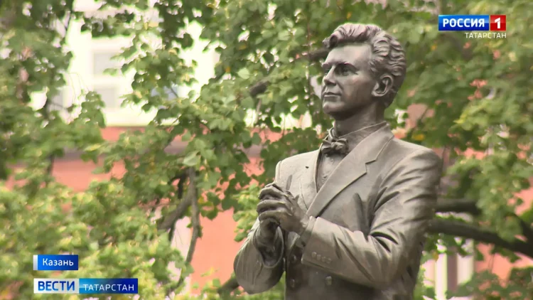 В Казани открыли памятник певцу Рашиду Вагапову