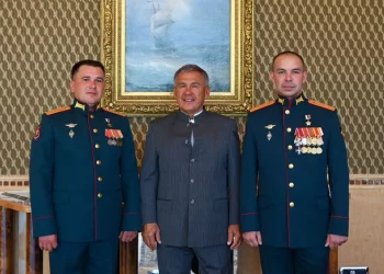 Минниханов встретился с двумя татарстанцами, получившими звание Героев России