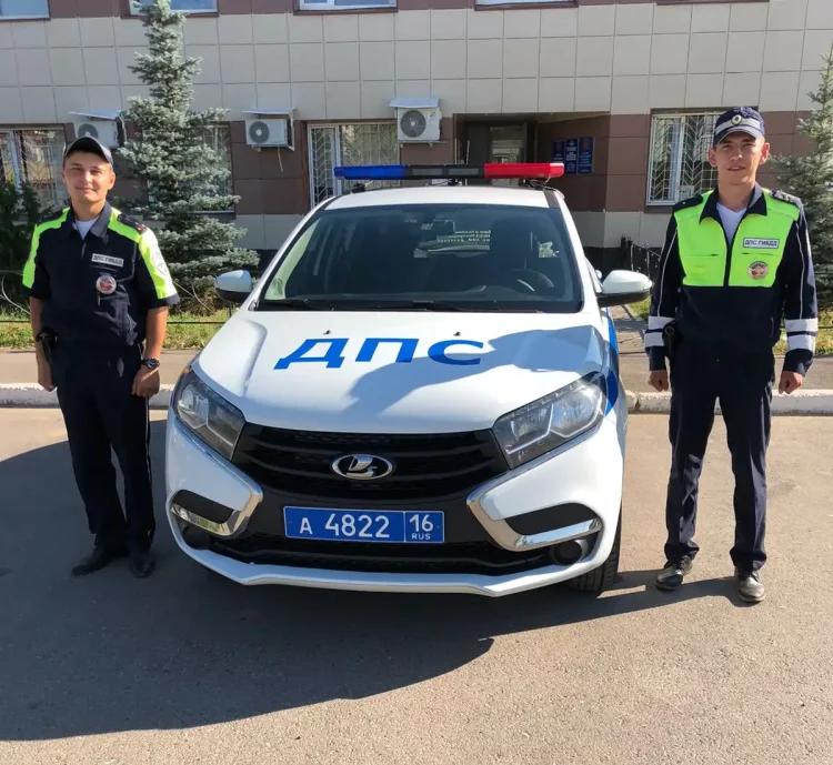 Автоинспектор помог беременной женщине, у которой начались роды в дороге