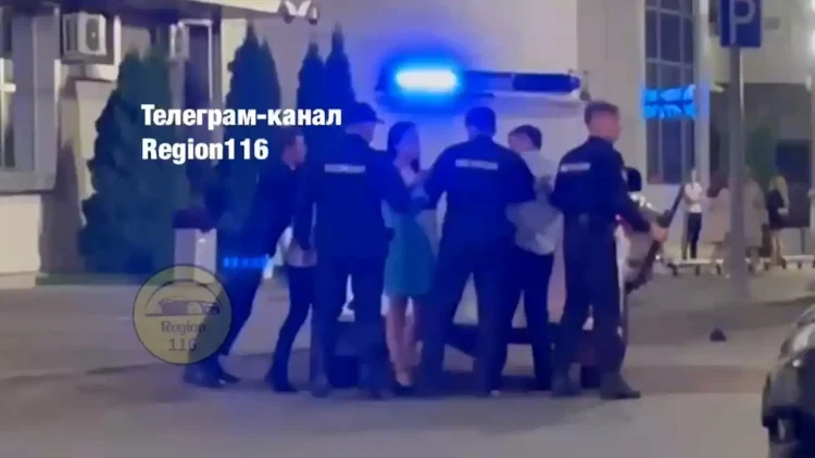 В Казани сняли на видео массовую потасовку возле «Ривьеры»