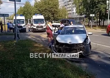 Два человека пострадали при столкновении такси и легковушки в Казани