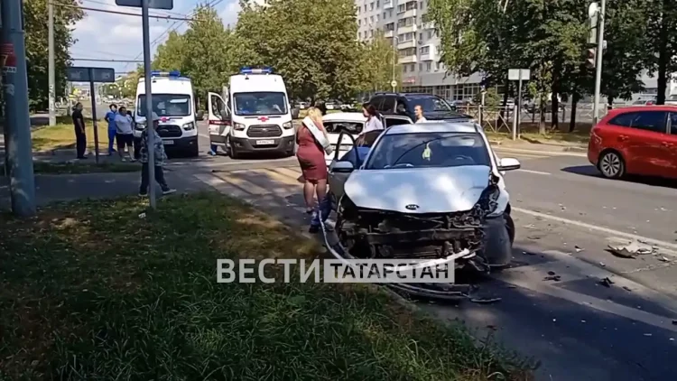 Два человека пострадали при столкновении такси и легковушки в Казани