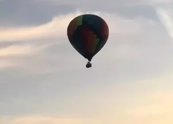 На крышу школы ЖК «Царево» едва не приземлился воздушных шар