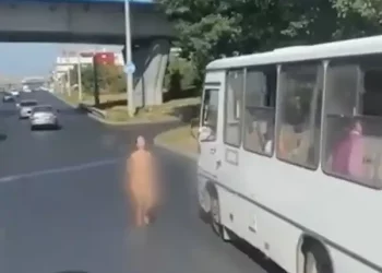 В Казани на проспекте Победы сбили обнаженную женщину с иконой в руках