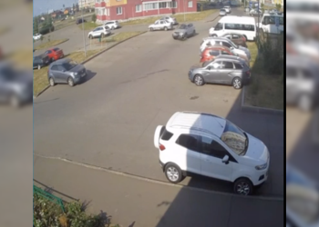 На видео попало, как в Челнах ребенок на велосипеде попал под колеса авто