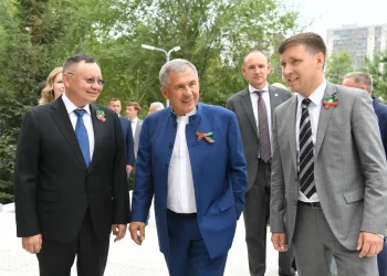 Минниханов посетил в Казани благоустроенный двор многоквартирного дома