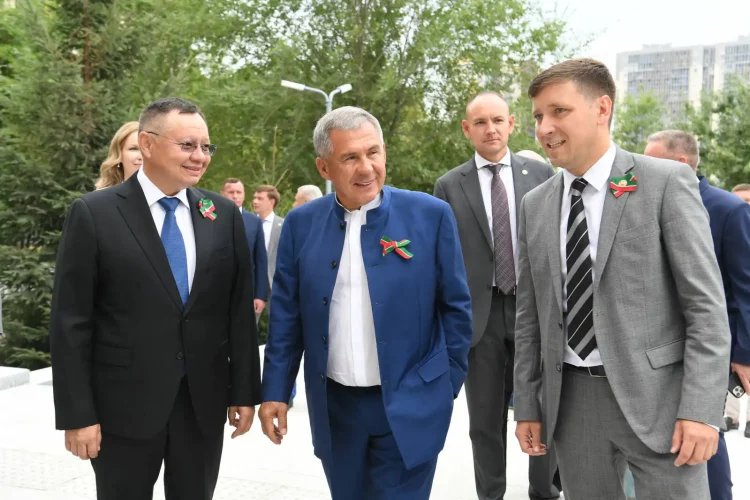 Минниханов посетил в Казани благоустроенный двор многоквартирного дома