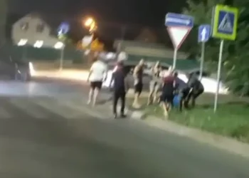 В Казани пьяный водитель протаранил несколько машин и влетел в дерево