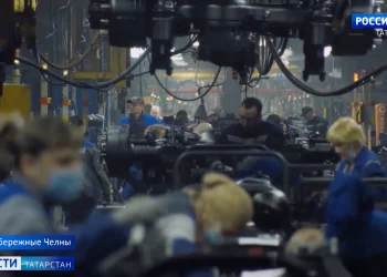 Минниханов порекомендовал трудовым коллективам вернуть масочный режим