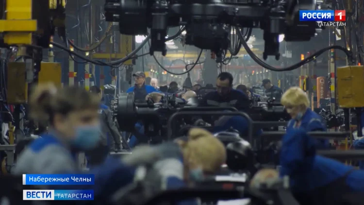 Минниханов порекомендовал трудовым коллективам вернуть масочный режим