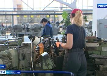 Минниханов порекомендовал трудовым коллективам вернуть масочный режим