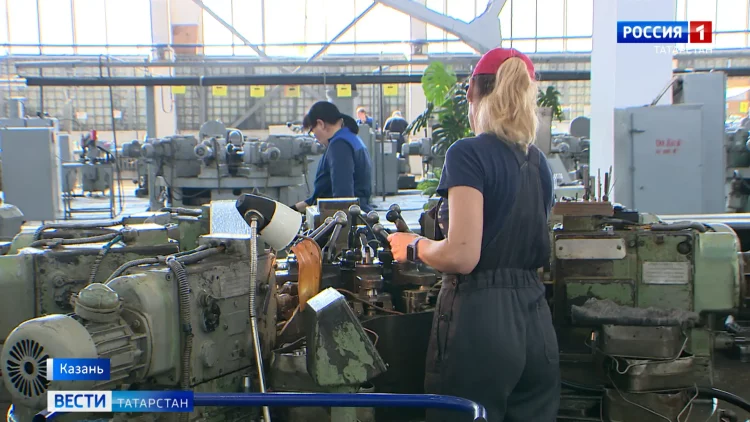 Минниханов порекомендовал трудовым коллективам вернуть масочный режим