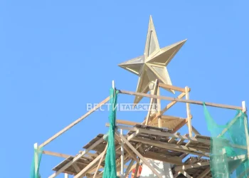 На Спасскую башню Казанского Кремля после реставрации вернули звезду