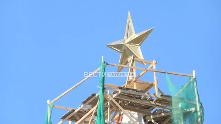 На Спасскую башню Казанского Кремля после реставрации вернули звезду
