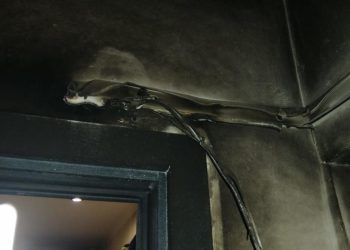 В Нижнекамске неизвестный поджег дверь многоэтажки