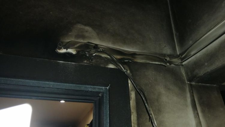 В Нижнекамске неизвестный поджег дверь многоэтажки