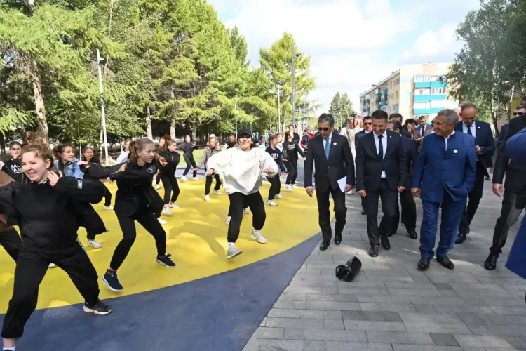 Минниханов посетил благоустроенный бульвар имени Ризы Фахретдина