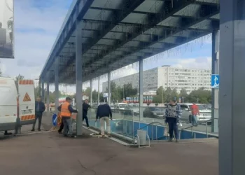 В Челнах установили личности вандалов, разбивших стекло в подземном переходе