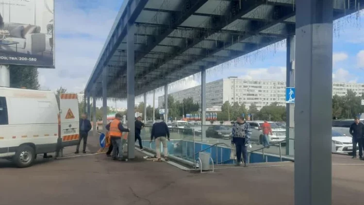 В Челнах установили личности вандалов, разбивших стекло в подземном переходе