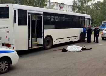 В Нижнекамске утром автобус насмерть сбил женщину