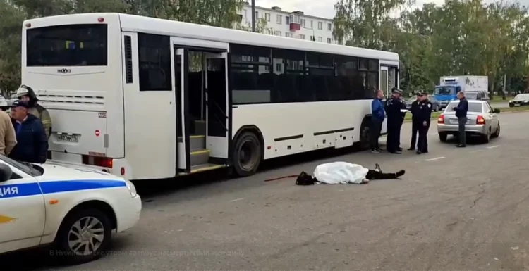 В Нижнекамске утром автобус насмерть сбил женщину