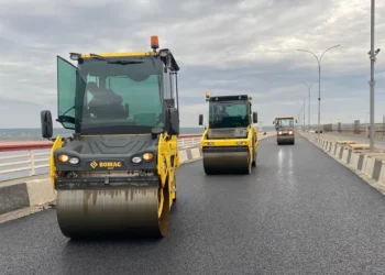 В Челнах началась укладка асфальта на мосту через Каму