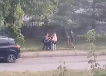 В Челнах школьники на людях издевались над мальчиком, изображая половой акт